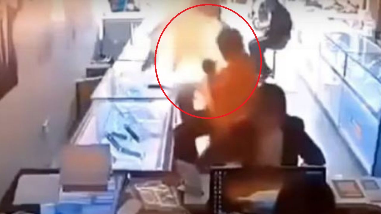 Captan momento cuando un celular le explota en la cara a un hombre mientras cambia una batería