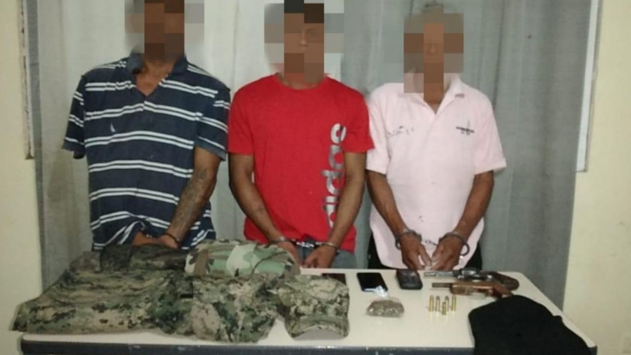 Con indumentaria militar, armas y drogas fueron arrestados tres sujetos en Colón