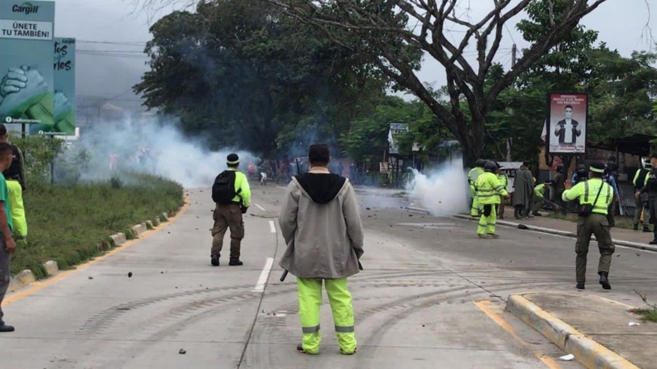 Con machete en mano, lavadores de carros se oponen a desalojo en San Pedro Sula