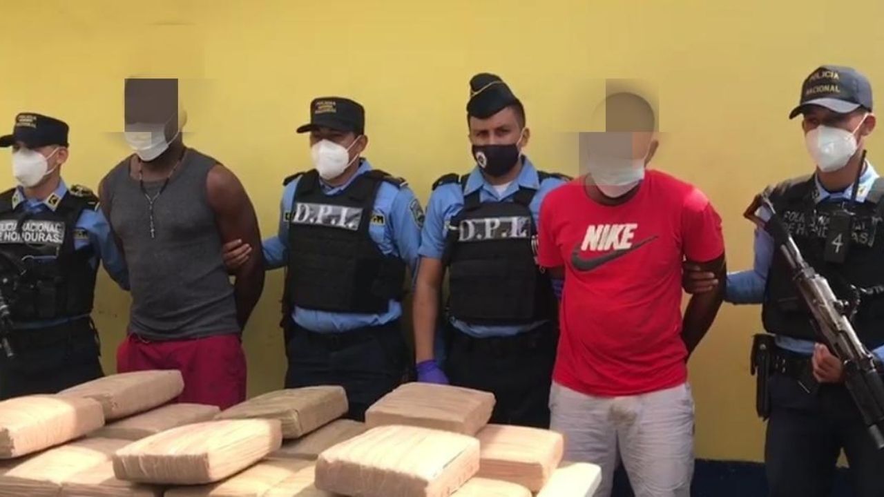 Caen dos hombres con 18 paquetes de supuesta marihuana valorada en L 450 mil en el mercado de Cortés