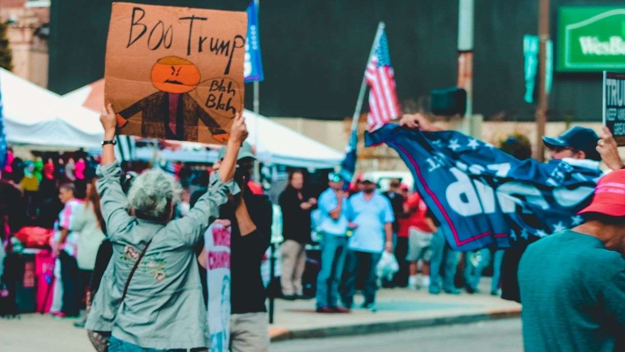 Trump amenaza con bloquear ayuda económica por pandemia a días de que expiren subsidios