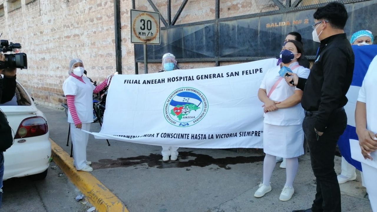 Enfermeras y enfermeros realizan plantón para exigir al gobierno que cumpla con acuerdos