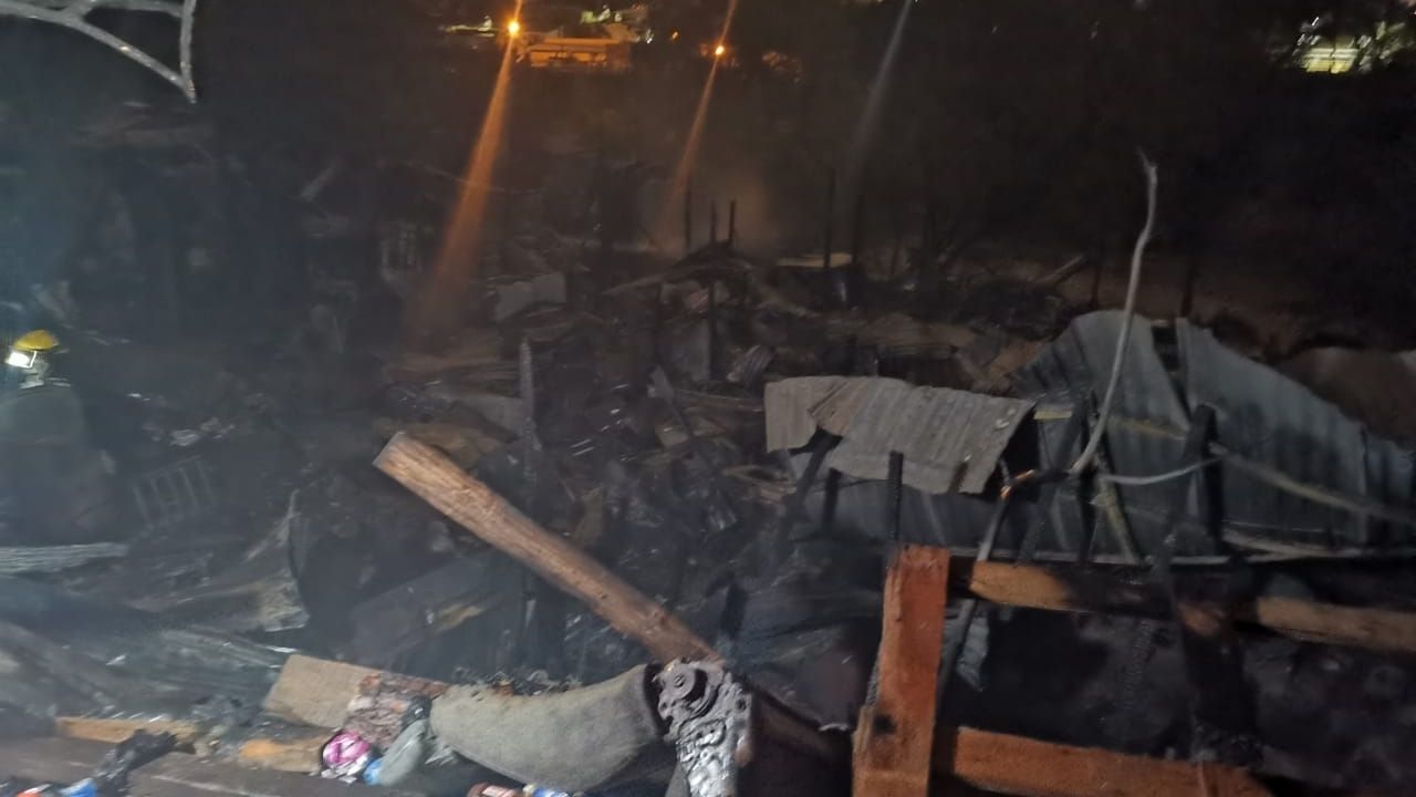 Imagen de Un hombre calcinado y 174 personas quedaron en la calle tras pavoroso incendio en el barrio La Bolsa
