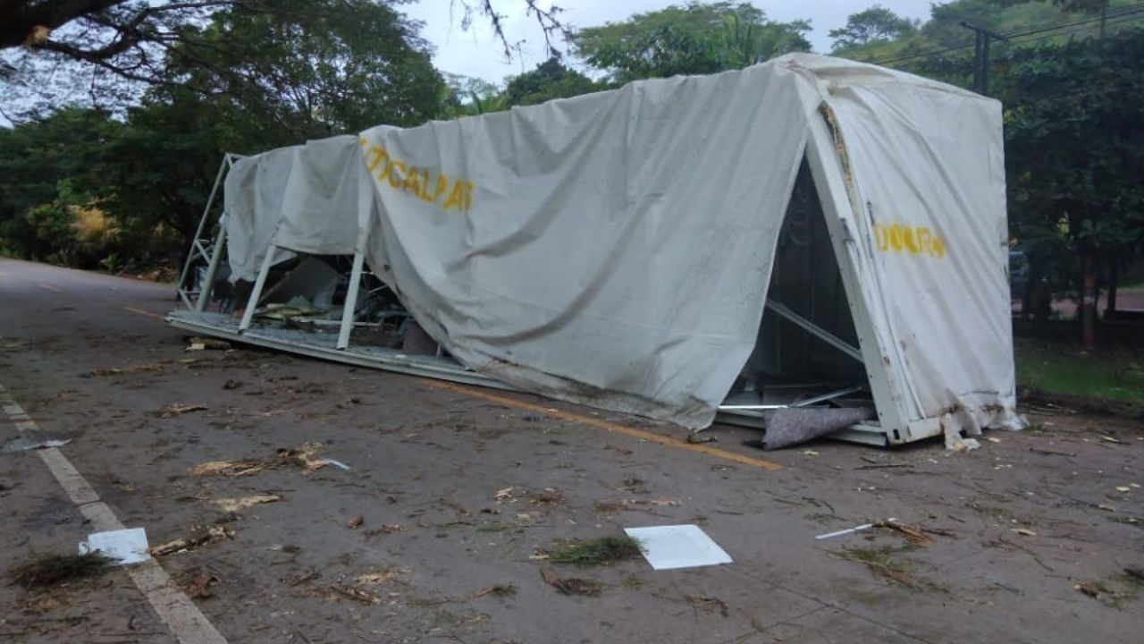 Volcó uno de los contenedores que transportaba parte del hospital móvil a Juticalpa, Olancho