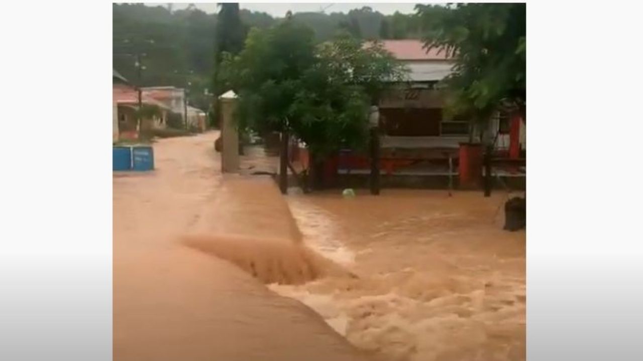 Quebrada en La Ceiba se desborda e inunda varios sectores, mira el video