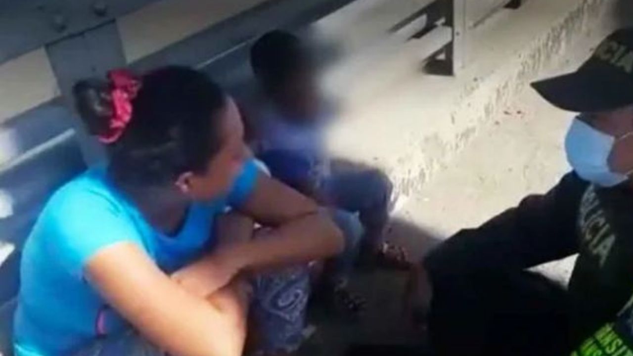 Salvan a mujer que intentaba lanzarse de puente con sus hijos de 1 y 4 años por crisis económica en Colombia