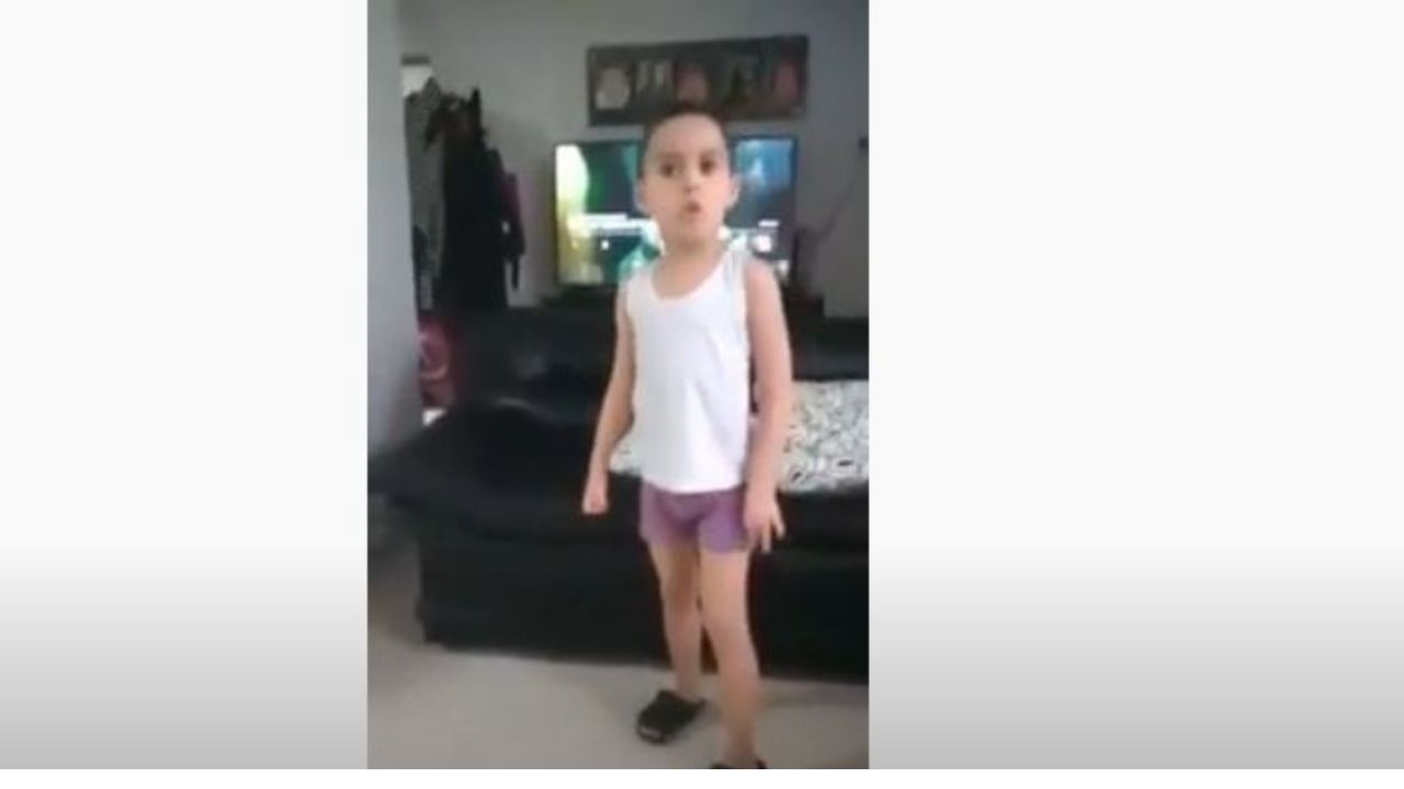 Gracioso momento en que niño dice "estoy harto de pintar, no j*d*", al enterarse que le dejaron 7 tareas