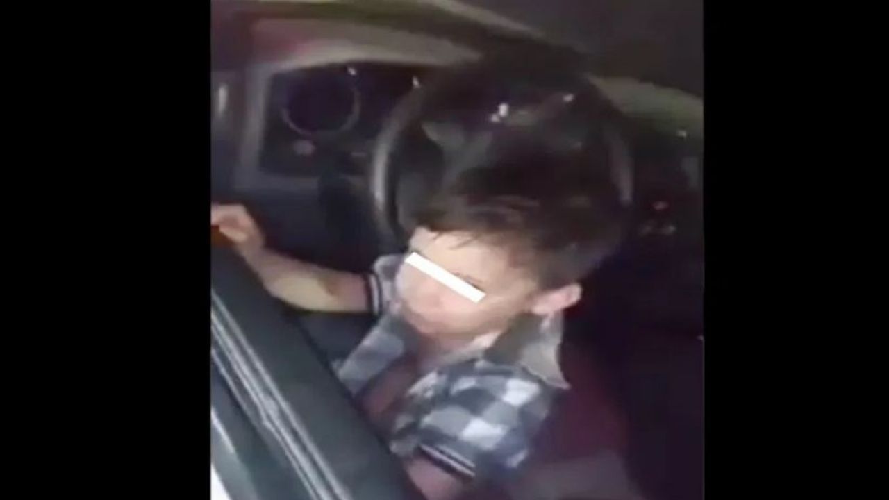 Video captan el momento en que un niño de 2 años fue abandonado por sujeto en plena autopista en México