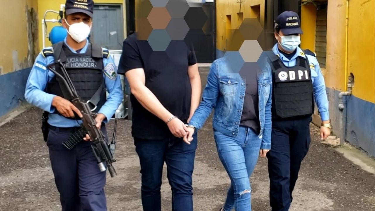 Un estadounidense y una hondureña fueron capturados en un mall de Tegucigalpa con tarjetas de crédito y débito clonadas