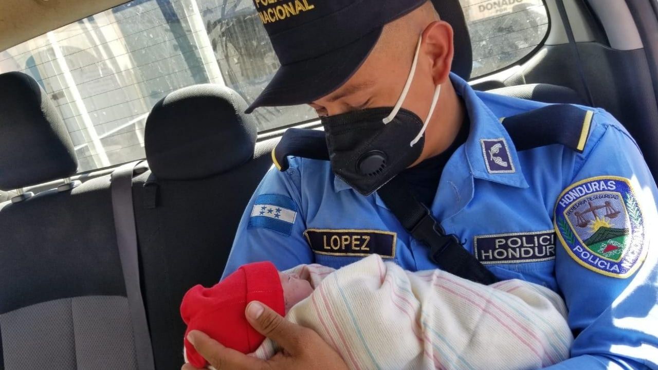 Hondureña dio a luz una hermosa niña al interior de una patrulla policial en Ocotepeque
