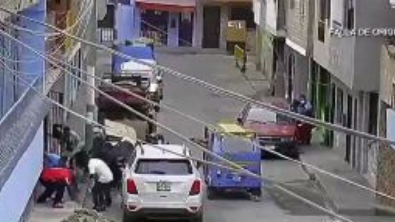 Captan a sicario cometiendo un múltiple homicidio en plena vía pública en Perú