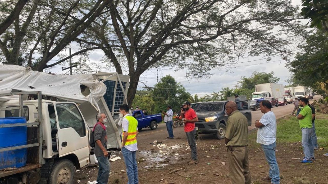 En imágenes: Así quedó el módulo que transportaba hacia Juticalpa UCI de hospital móvil tras volcamiento