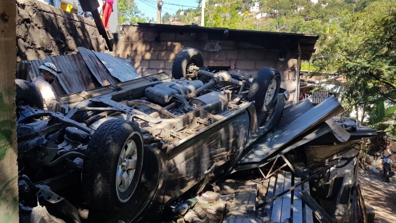 Cuatro heridos deja accidente en la capital, luego que vehículo cayera sobre una vivienda