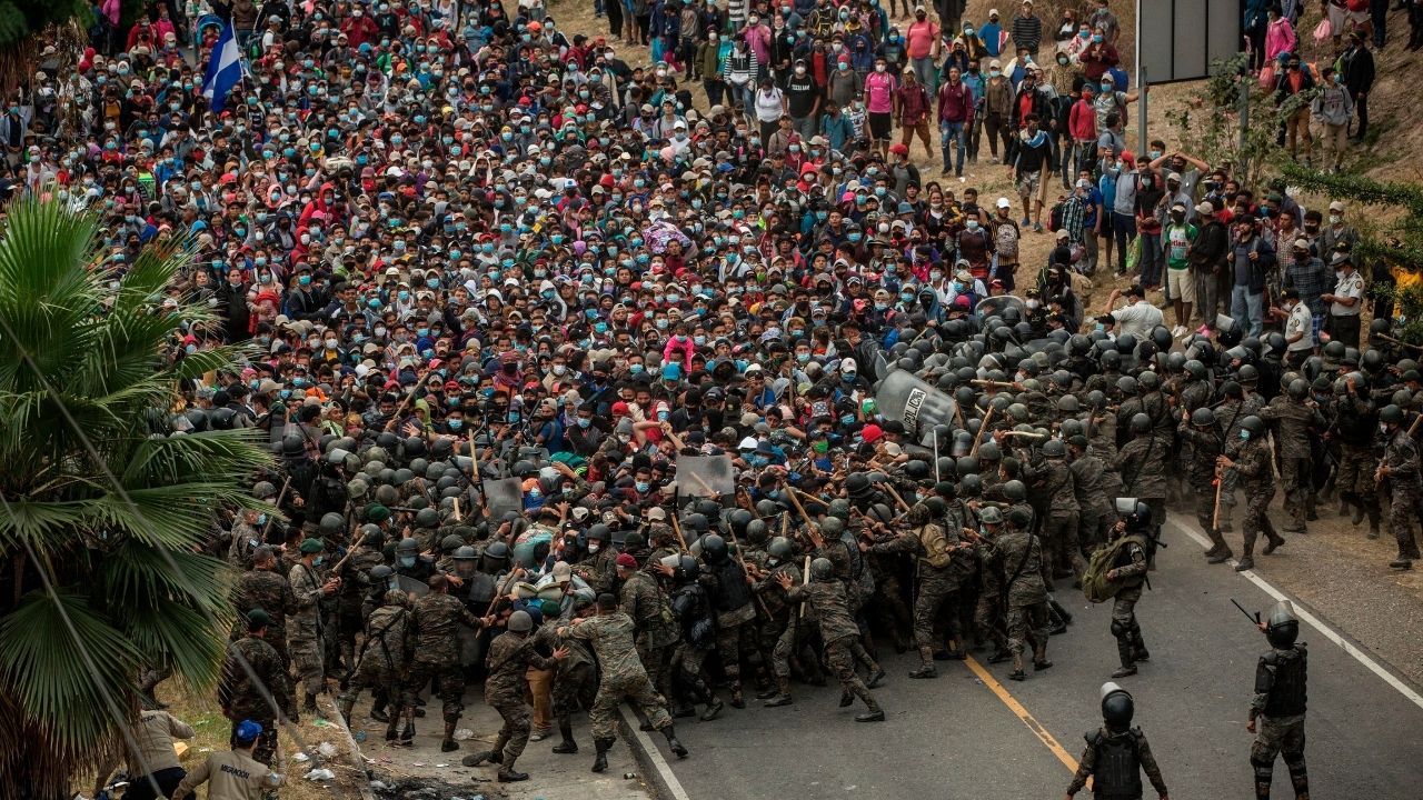 Guatemala disuelve con el uso de la fuerza a caravana migrante hondureña