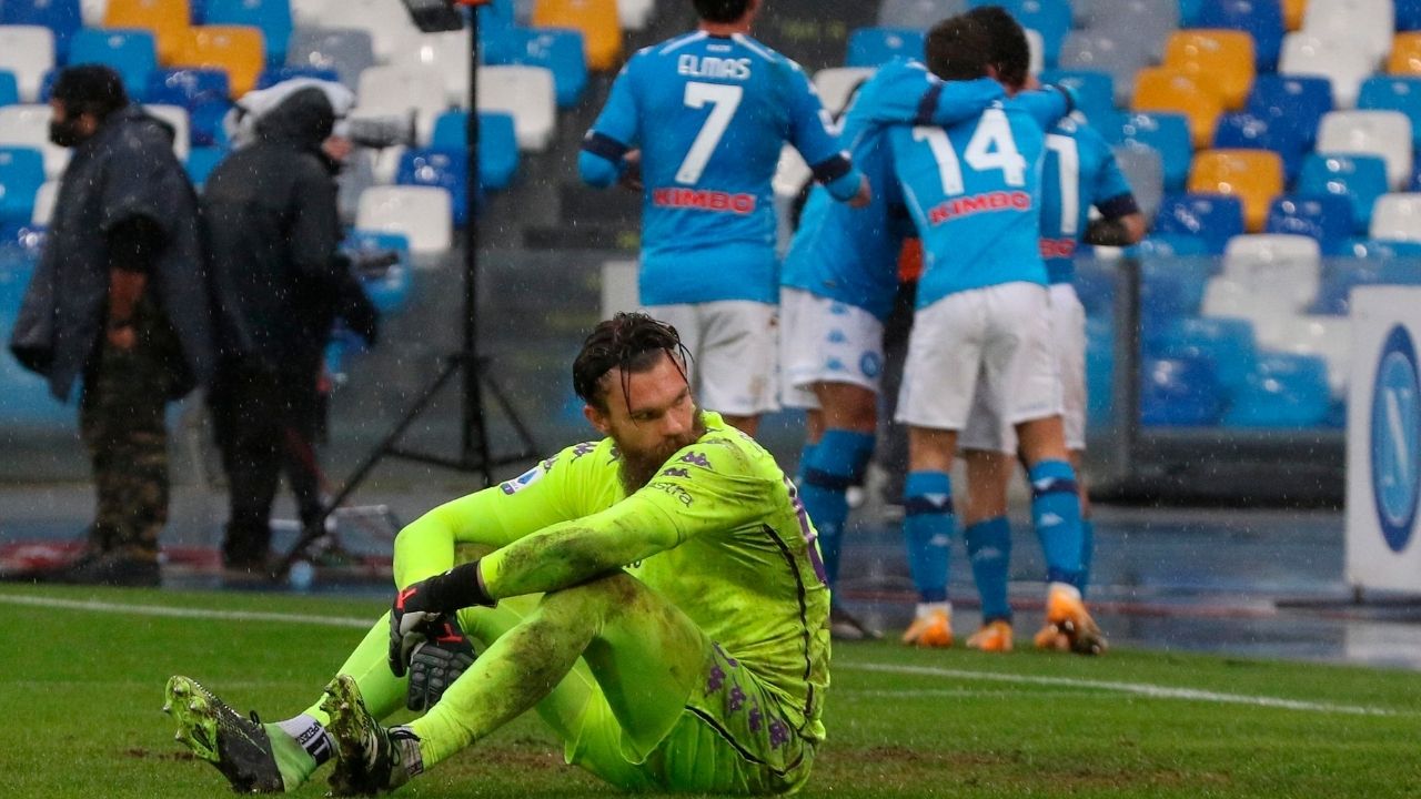 Nápoles golea 6-0 a Fiorentina y entra en puestos de Champions
