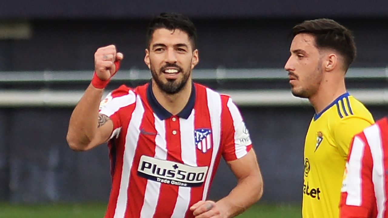 Luis Suárez aleja al Atlético en el liderato al golear al Cádiz del Choco Lozano