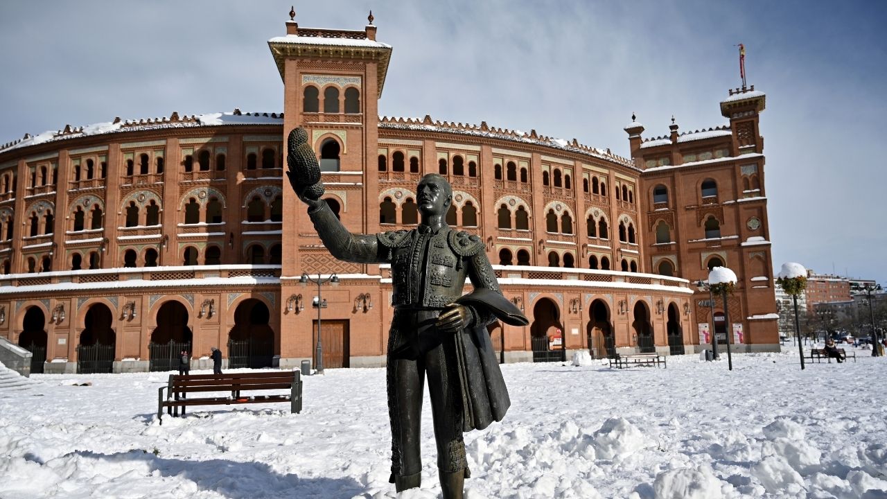 Carrera contrarreloj en España para quitar la nieve antes de un ola de frío
