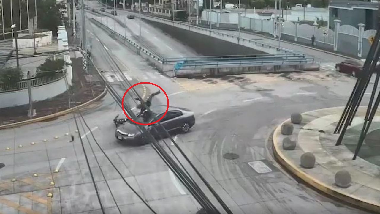 Publican impactante video de motociclista a punto de morir tras el mal uso de rotonda en Tegucigalpa