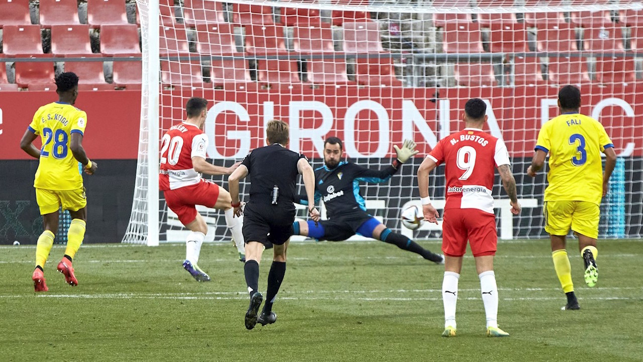 Sin el hondureño Choco Lozano, Cádiz perdió 0-2 ante Girona en la Copa del Rey
