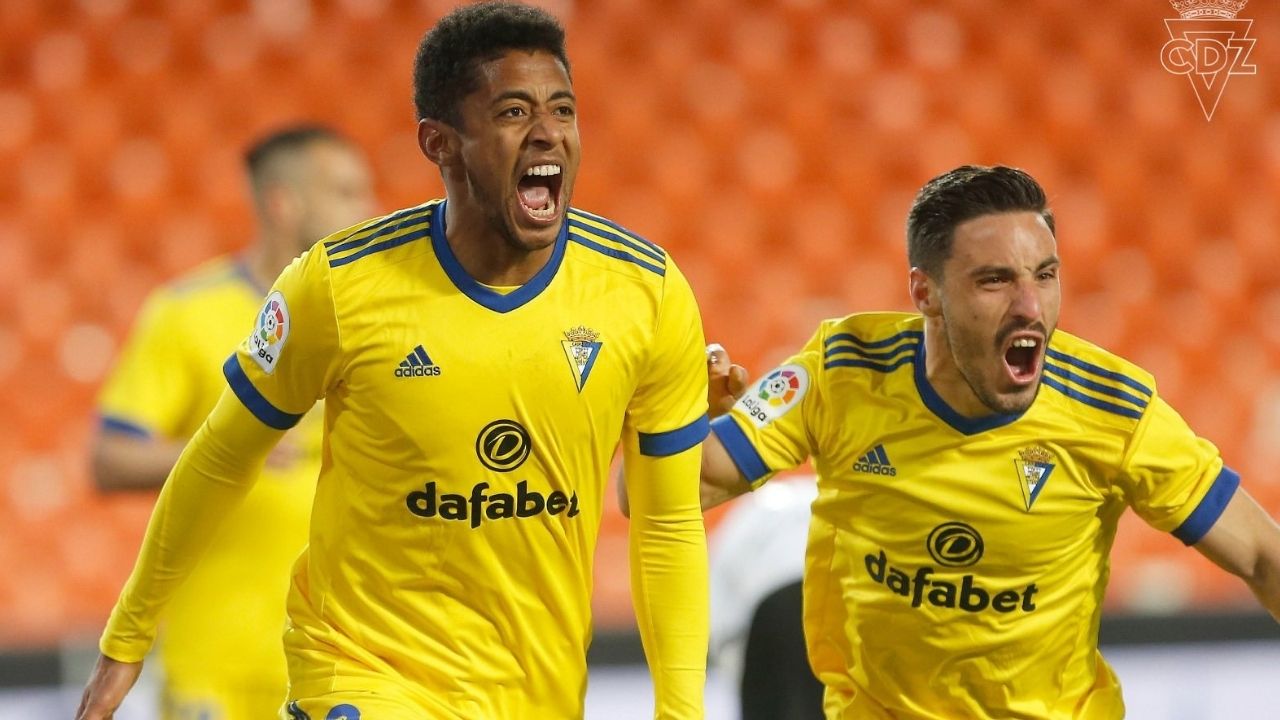1-1. Maxi salva al Valencia ante el Cádiz de Choco Lozano