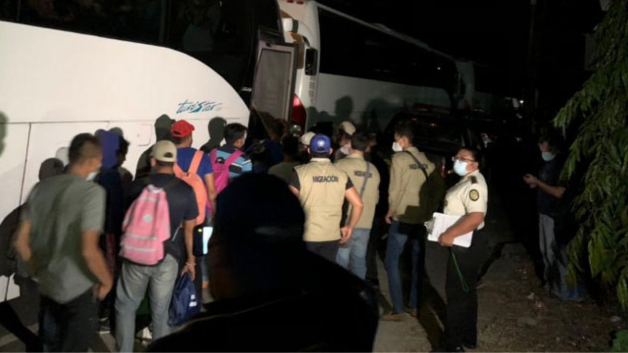 Guatemala retorna a Honduras a más de 1,800 migrantes de la caravana