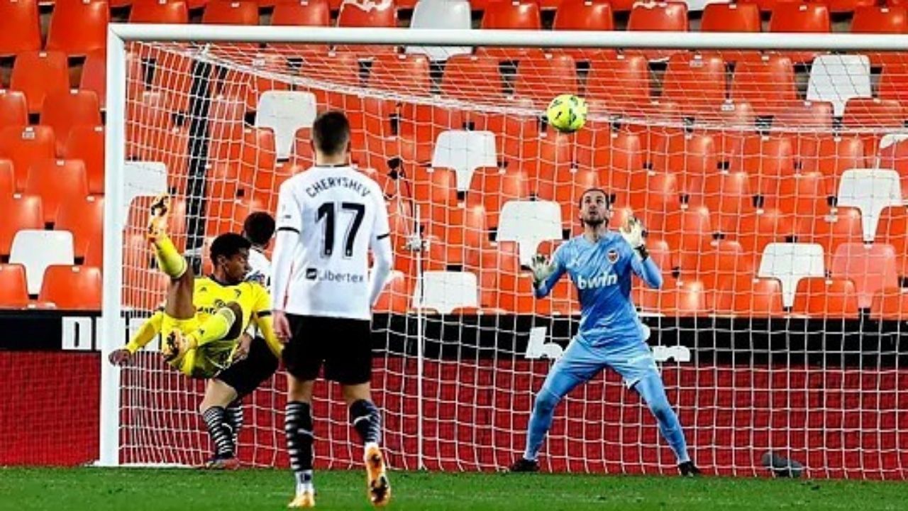 Así fue el golazo de chilena que anotó el Choco Lozano al Valencia