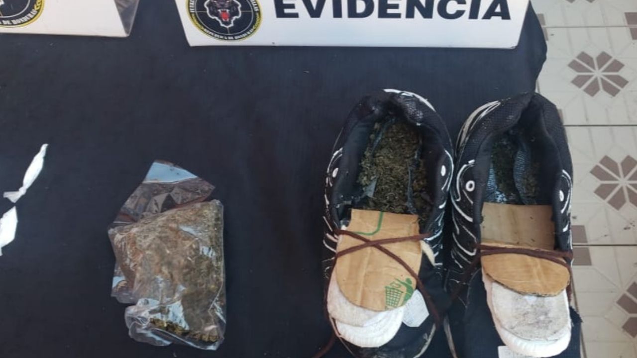 Video muestra cómo sujeto intentó ingresar droga en plantilla de zapatos en centro penal de Nacaome