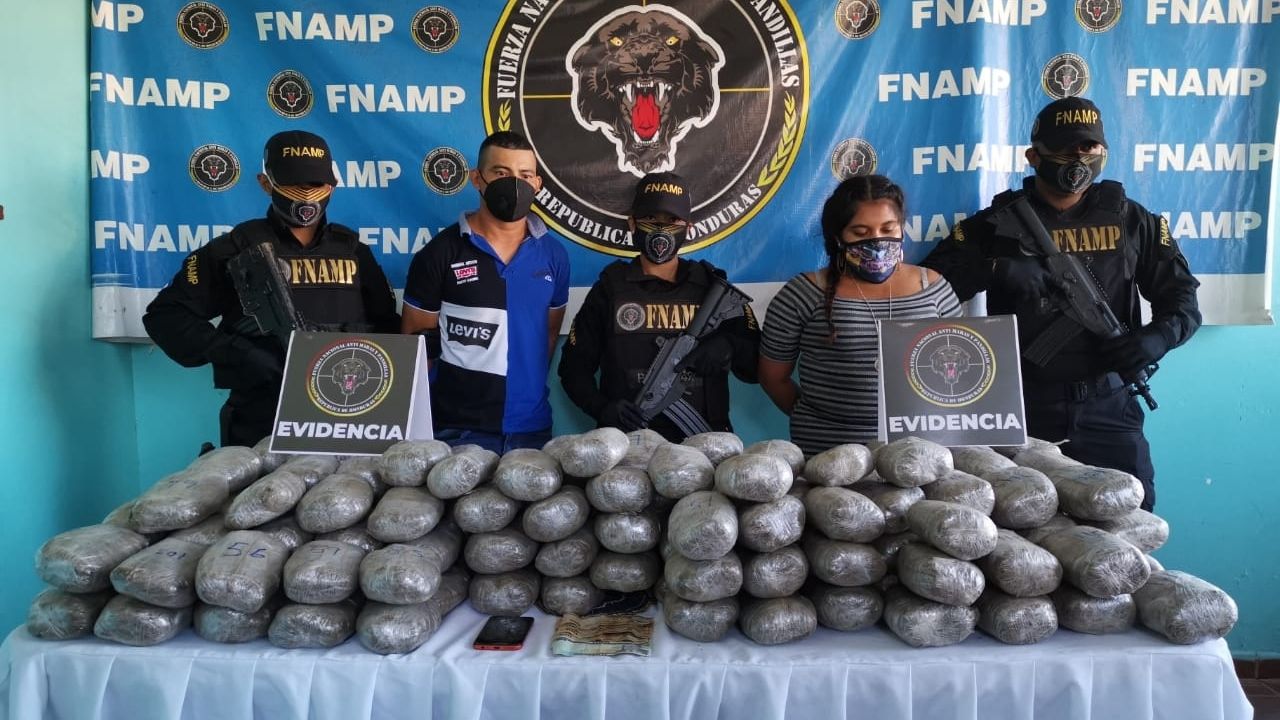 Capturan al 'Guasita' y 'La gorda' con más de 140 paquetes de supuesta marihuana en La Ceiba