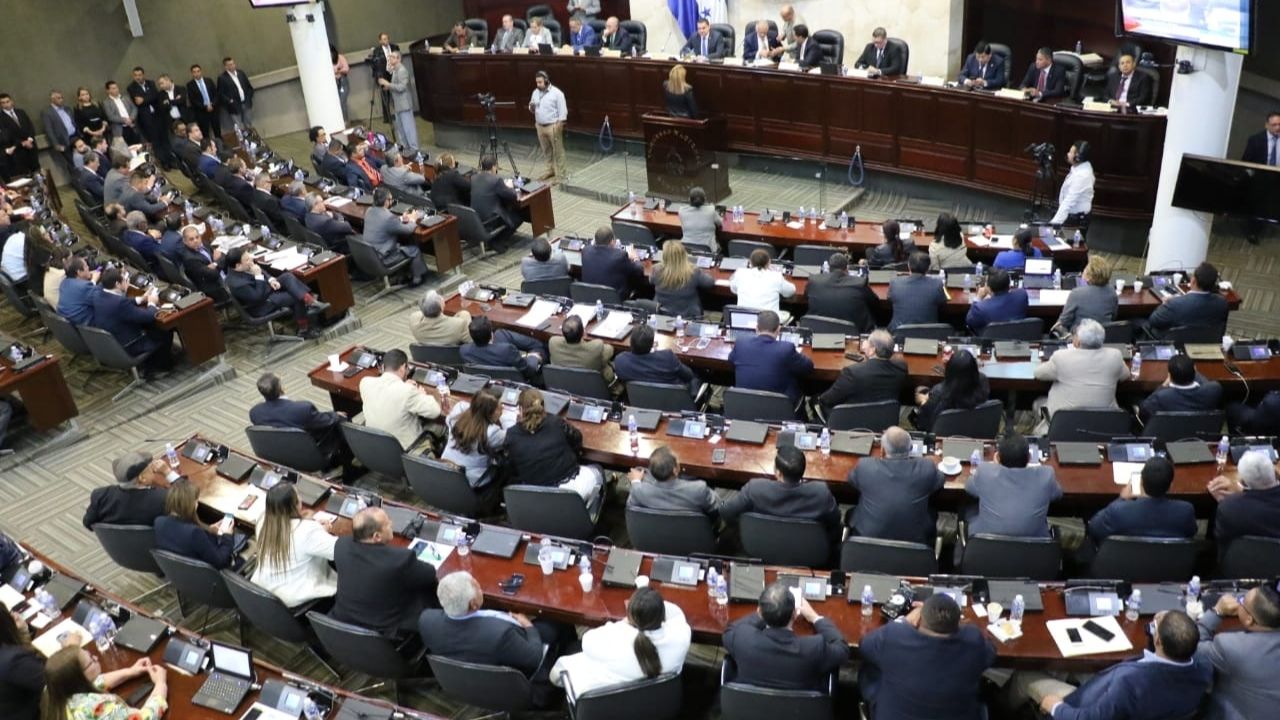 Diputado hondureño: 'Que no se boten en las elecciones internas casi mil millones de lempiras que se invierta en la emergencia'