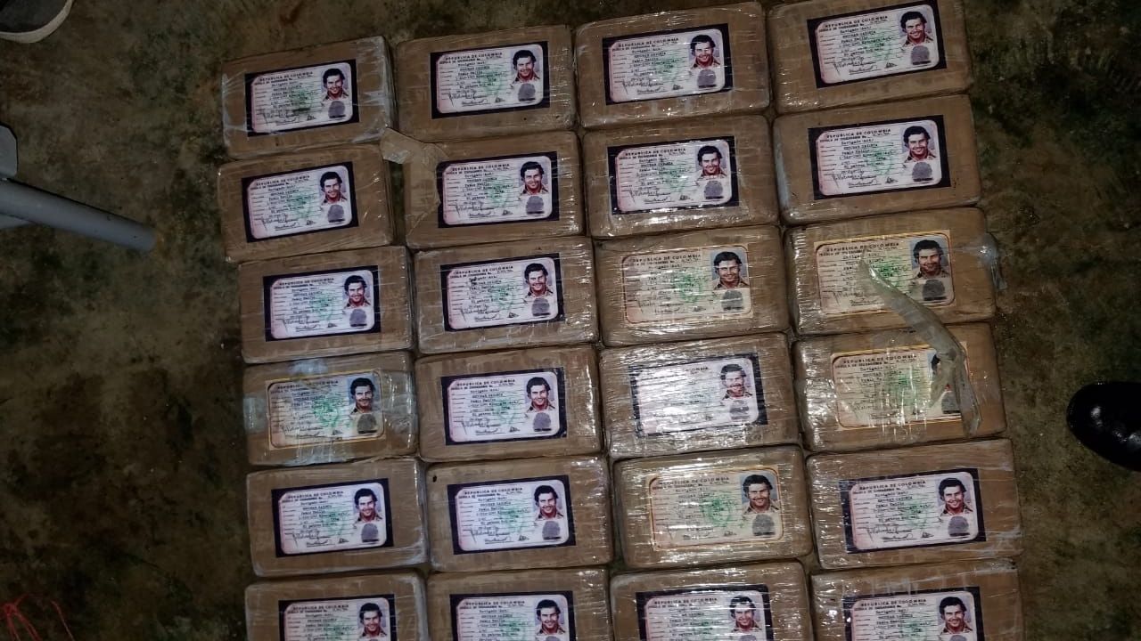 Decomisan 25 kilos de supuesta cocaína con la imagen de Pablo Escobar en La Mosquitia hondureña