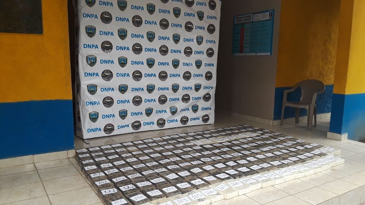 Decomisan 170 kilos de cocaína en el interior que eran transportados en tres vehículos en Santa Bárbara
