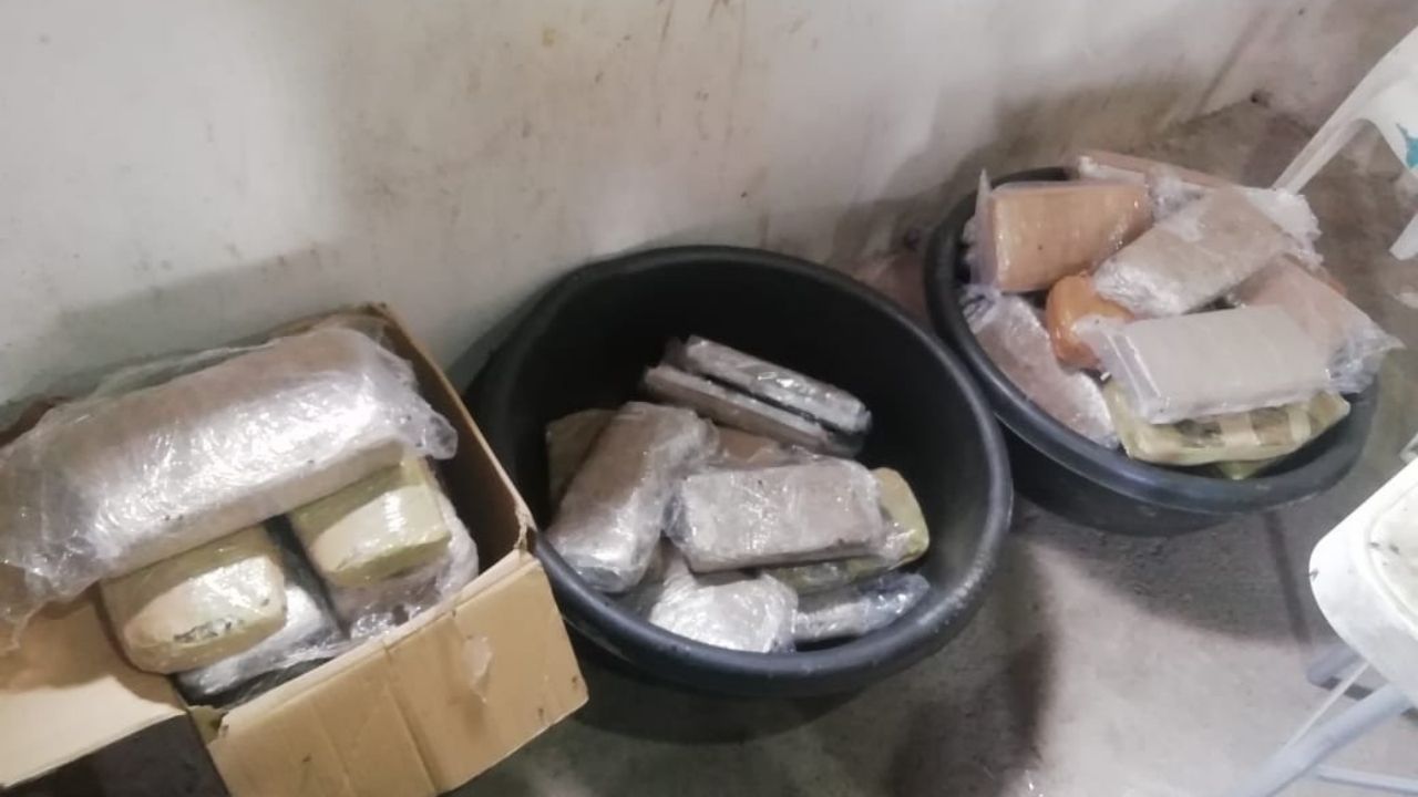 Desmantelan supuesto narcolaboratorio y detienen a dos miembros de una mara en una colonia capitalina