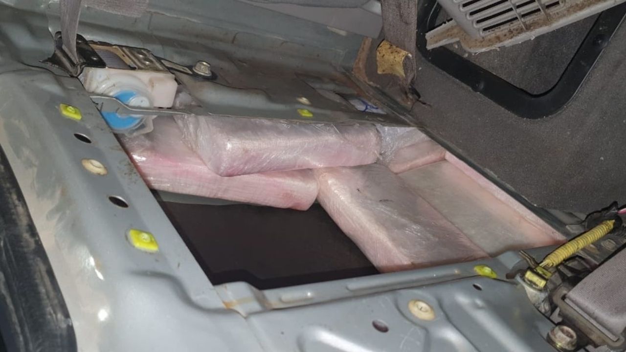 Encuentran entre 10 y 15 kilos de supuesta cocaína en compartimiento de un pick-up en Siguatepeque