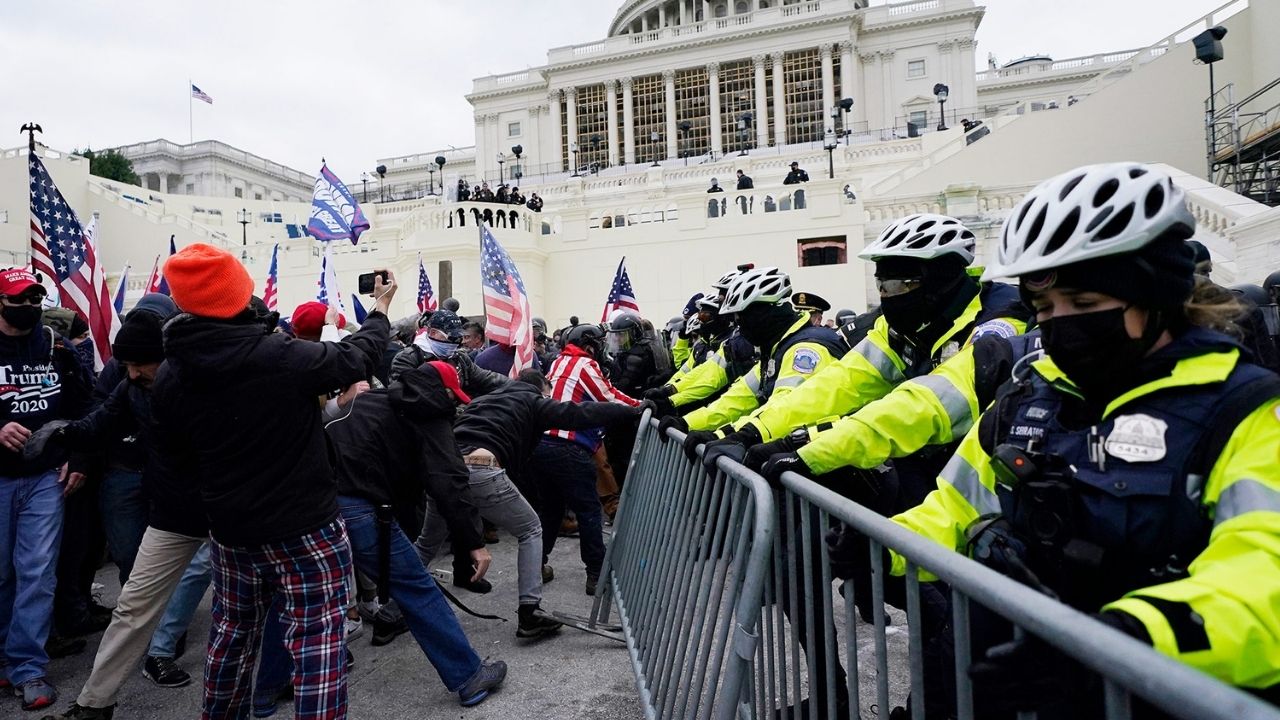 Diarios de Estados Unidos culpan a Trump de la violencia tras protesta y piden su destitución