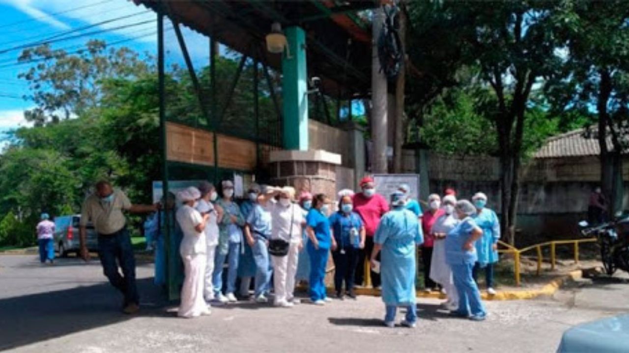 Despiden a 20 enfermeras auxiliares del Hospital 'El Tórax' de Tegucigalpa en pleno repunte de casos covid