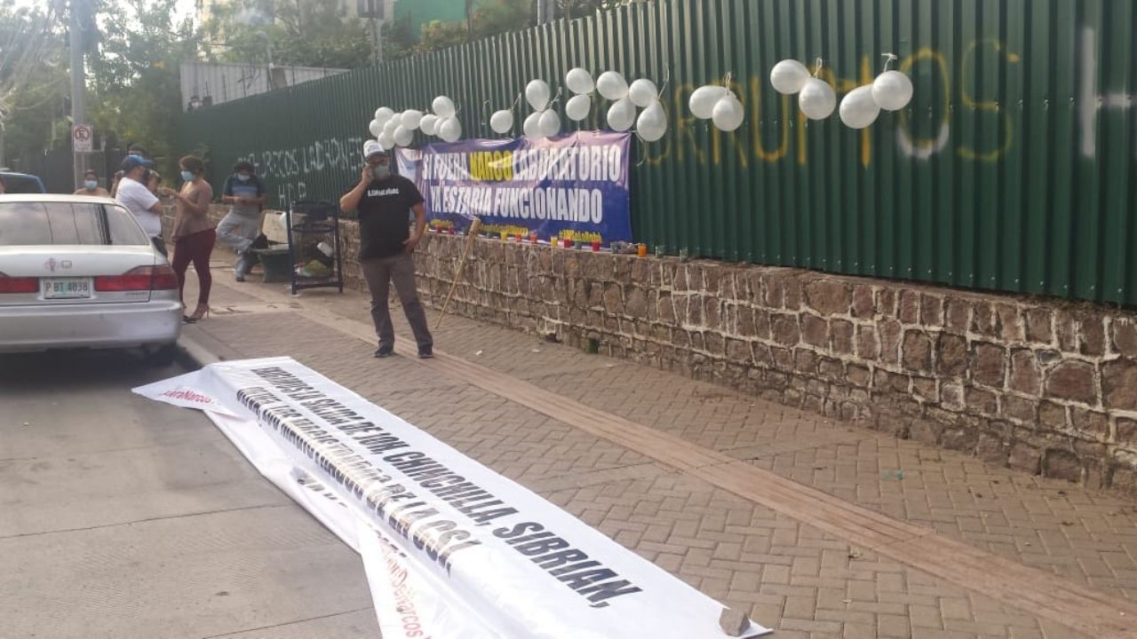Hondureños protestan por la demora en el funcionamiento de hospitales móviles