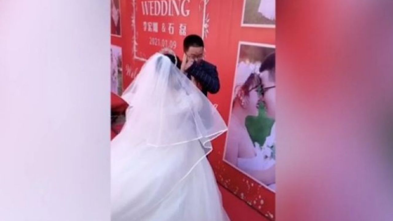 Hombre lloró desconsoladamente porque nadie asistió a su boda, todo quedó grabado