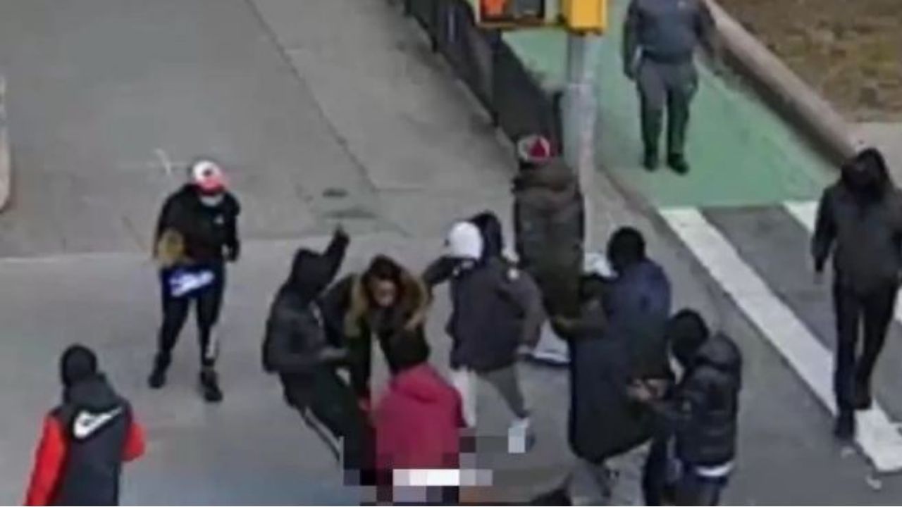 ¡Impactante asalto! Hombre fue golpeado por un grupo de 12 personas en Nueva York, hasta la ropa interior le robaron
