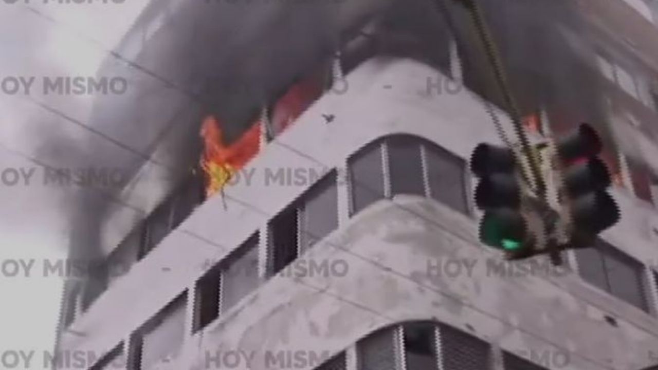 Voraz incendio consume negocio en el cuarto piso de un edificio de Comayagüela