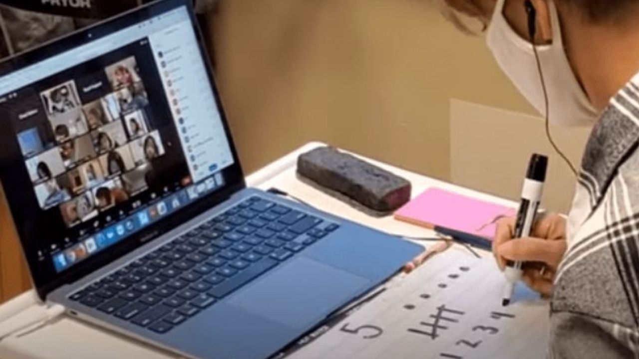 Maestra con cáncer imparte clases virtuales al mismo tiempo que recibe quimioterapias