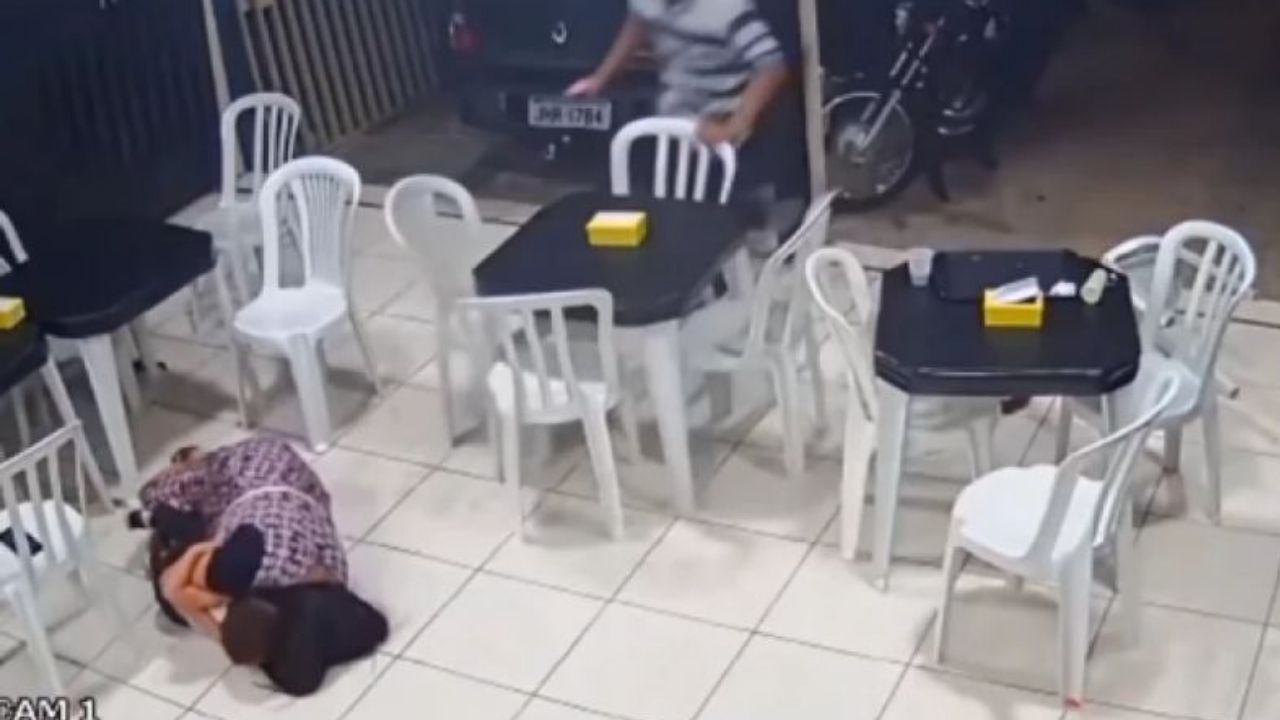 Impactante video: Mujer embarazada protege a su otro hijo en balacera