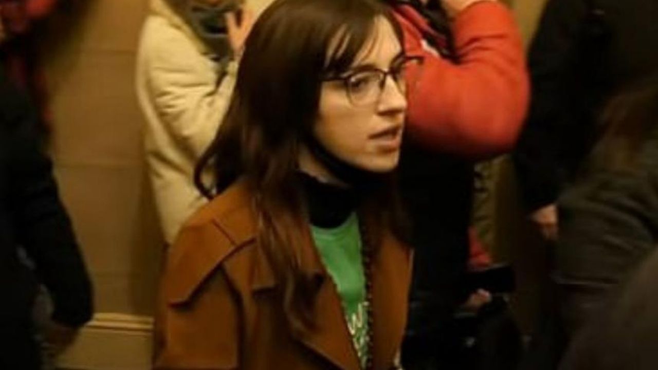 Detienen a una mujer que se llevó computador de Pelosi en asalto al Capitolio