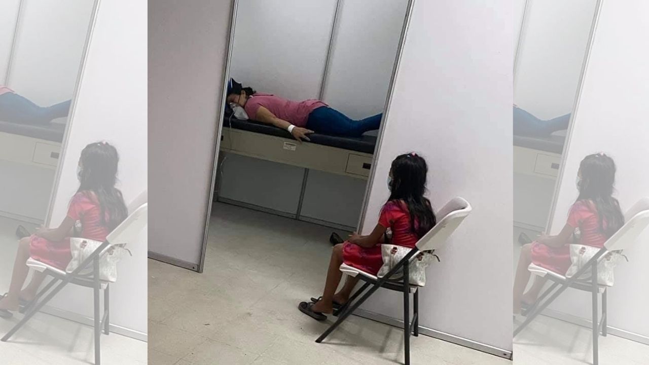 Niña hondureña espera en un triaje a que su madre reaccione ante complicaciones de covid