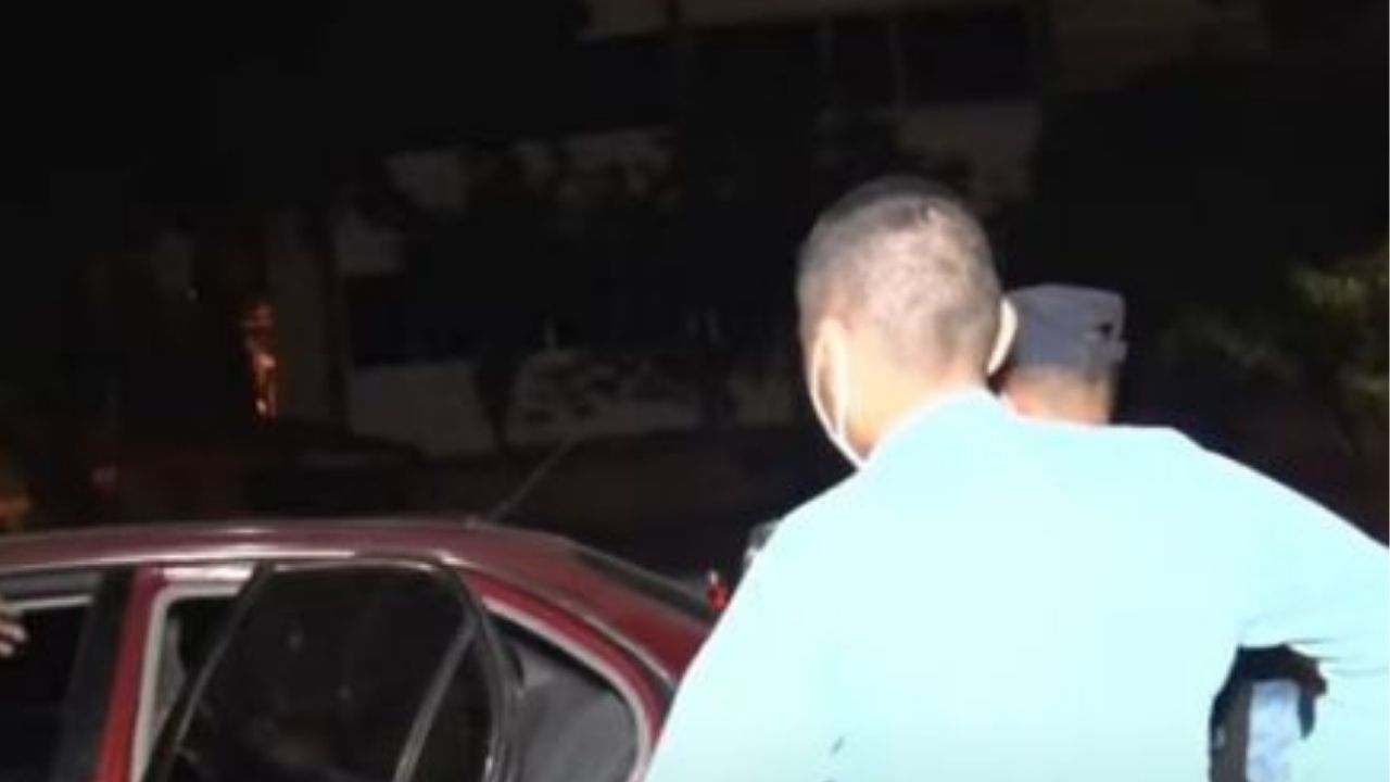 Honduras: En estado de ebriedad se quedó dormido en su carro en la mediana y hasta ronca. Mira el video