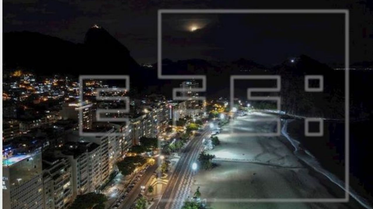 Los brasileños reciben 2021 sin fuegos pirotécnicos y playas casi vacías
