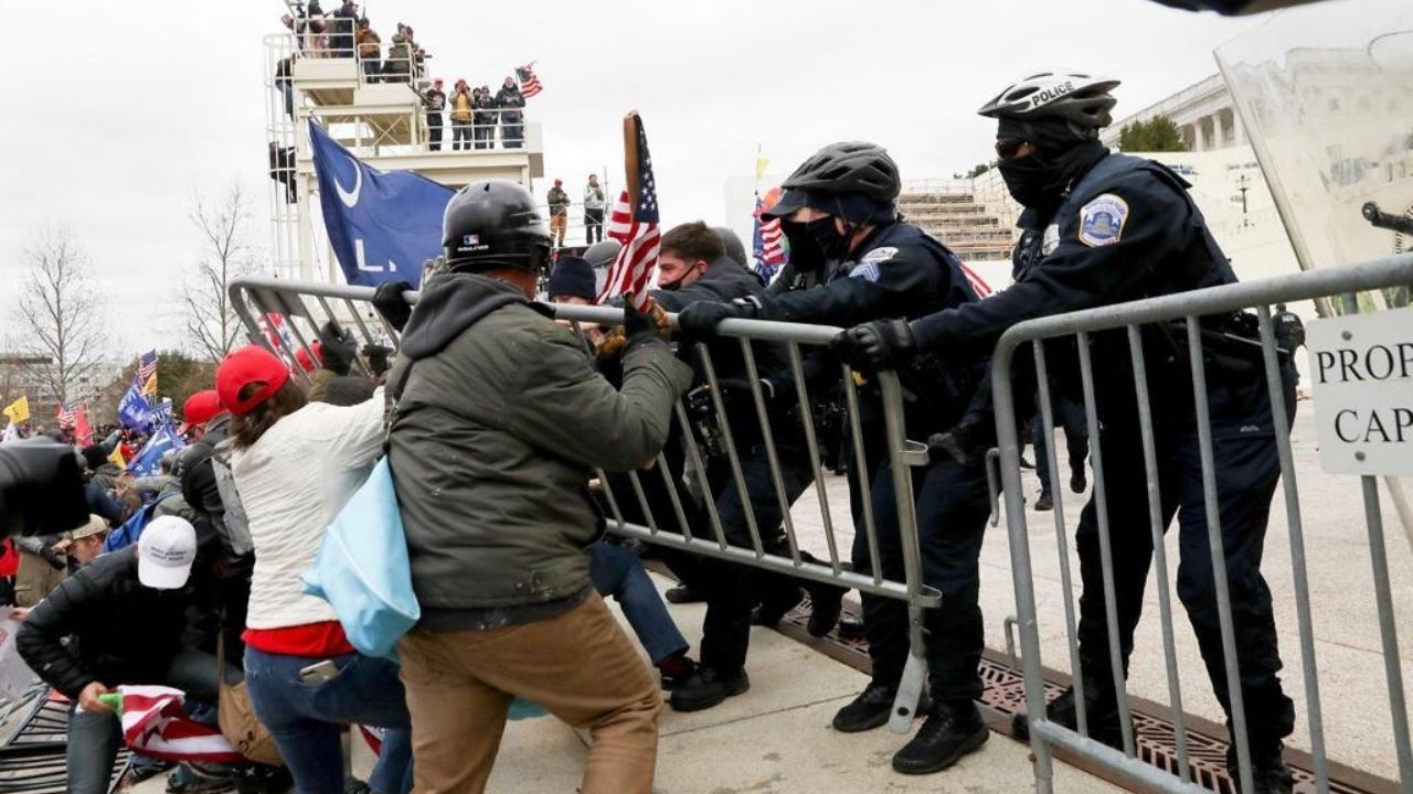 Miles de seguidores de Trump se enfrentan a la Policía en la entrada del Capitolio