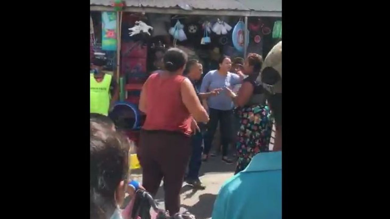 Video captó a vendedora y clienta 'irse a los golpes' por pleito de tortillas en mercado de San Lorenzo,Valle
