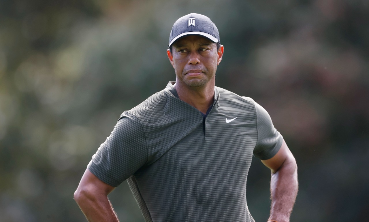 Tiger Woods resultó herido en un accidente automovilístico