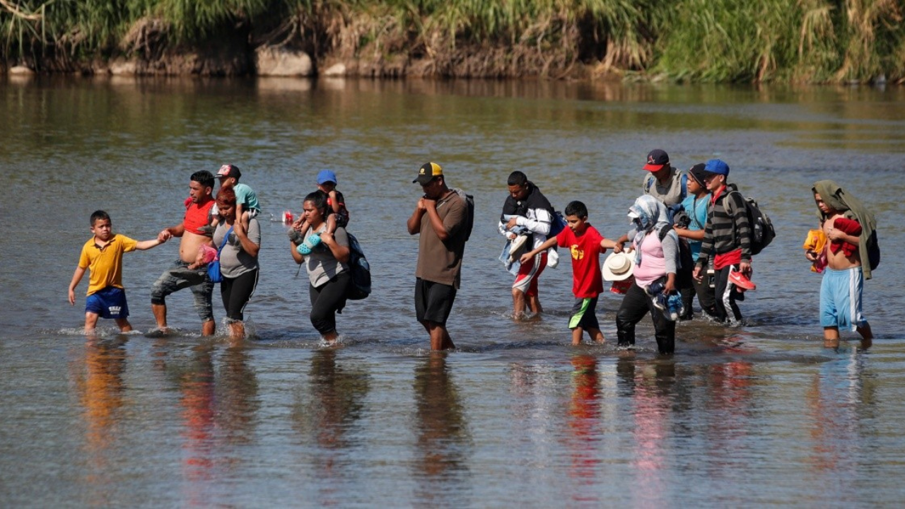 Estados Unidos anuncia plan para procesar a migrantes elegibles a asilo, de los miles retornados a México