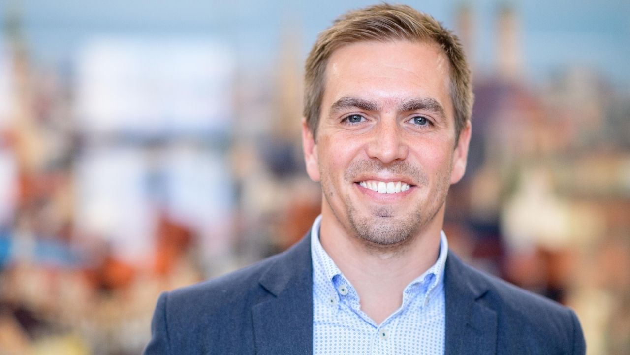 Exjugador alemán Philipp Lahm aconseja a los futbolistas que 'no salgan del clóset'